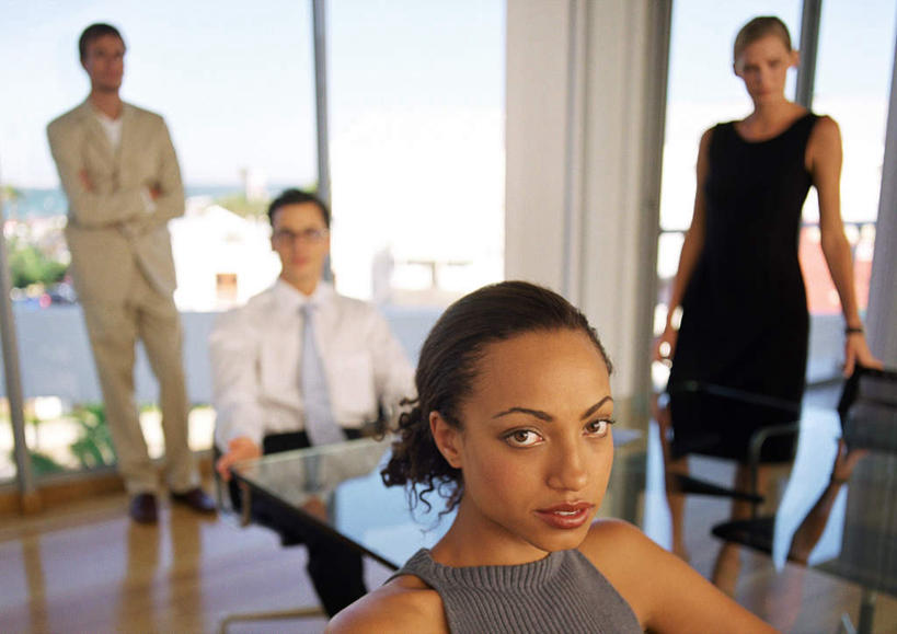 西方人,四个人,同事,商务人士,商务男性,商务女性,办公室,站,坐,双手交叉,横图,室内,白天,正面,衬衫,成功,合作,团队,集体,信心,窗户,家具,落地窗,桌子,欧洲,非洲,黑人,欧洲人,撑,套装,朦胧,模糊,办公桌,队伍,玻璃窗,站着,领导,撑着,双手抱胸,成就,商务装,合伙,领袖,工薪阶层,办公家具,男人,男性,年轻男性,年轻女性,女人,女性,白种人,非洲人,白领,上班族,站立,坐着,半身,彩图,衬衣