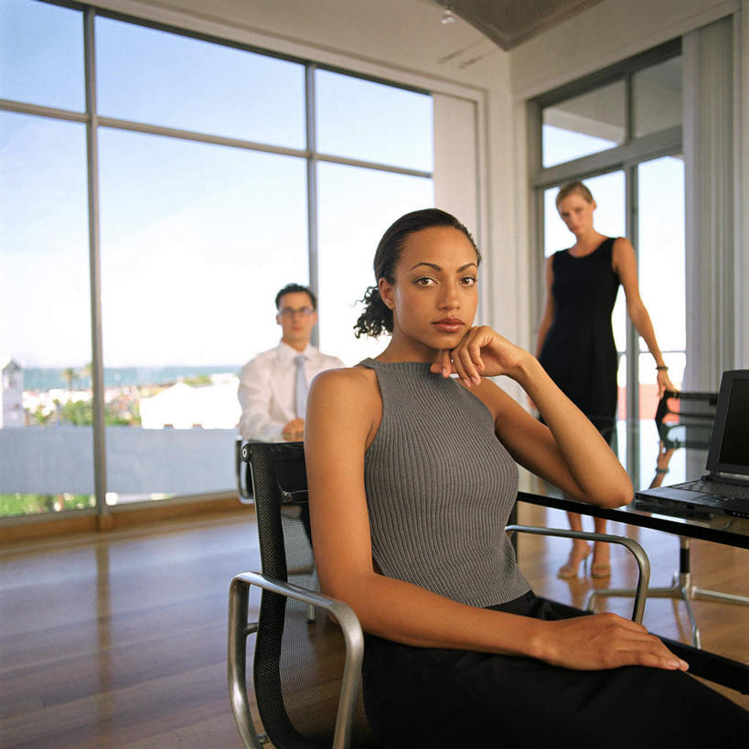 西方人,三个人,同事,商务人士,商务男性,商务女性,办公室,坐,方图,室内,白天,正面,衬衫,成功,合作,团队,集体,信心,窗户,家具,落地窗,桌子,欧洲,非洲,黑人,欧洲人,套装,朦胧,模糊,办公桌,队伍,玻璃窗,领导,成就,商务装,合伙,领袖,工薪阶层,办公家具,男人,男性,年轻男性,年轻女性,女人,女性,白种人,非洲人,白领,上班族,坐着,半身,彩图,衬衣