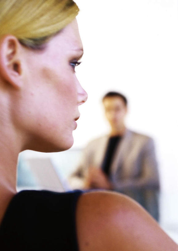 西方人,脸,头,脸颊,背部,两个人,同事,商务人士,商务男性,商务女性,竖图,室内,特写,白天,正面,衬衫,成功,合作,团队,集体,信心,电脑,笔记本电脑,欧洲,欧洲人,套装,朦胧,模糊,网络,通讯设备,队伍,无线,领导,成就,通信设备,商务装,无线网络,合伙,领袖,无线上网,便携式电脑,工薪阶层,手提电脑,男人,男性,年轻男性,年轻女性,女人,女性,白种人,头部,脸部,脸蛋,面部,白领,上班族,半身,彩图,衬衣