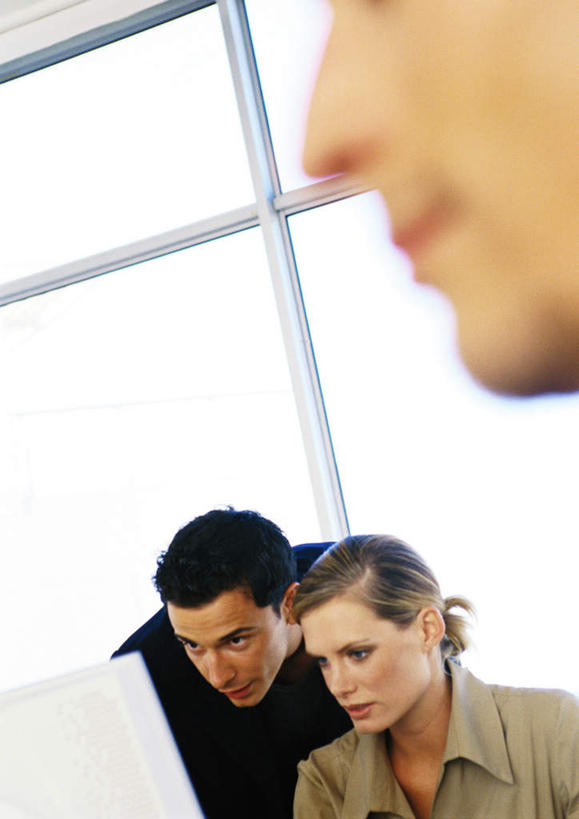 西方人,三个人,同事,商务人士,商务男性,商务女性,竖图,室内,白天,正面,衬衫,成功,合作,团队,集体,信心,电脑,笔记本电脑,窗户,落地窗,欧洲,欧洲人,套装,朦胧,模糊,网络,通讯设备,队伍,玻璃窗,无线,领导,成就,通信设备,商务装,无线网络,合伙,领袖,无线上网,便携式电脑,工薪阶层,手提电脑,男人,男性,年轻男性,年轻女性,女人,女性,白种人,白领,上班族,半身,彩图,衬衣