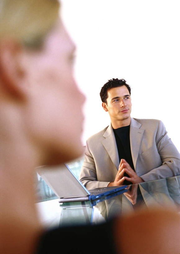 西方人,背部,两个人,同事,商务人士,商务男性,商务女性,办公室,竖图,室内,白天,正面,衬衫,成功,合作,团队,集体,信心,电脑,笔记本电脑,家具,桌子,欧洲,欧洲人,套装,朦胧,模糊,网络,办公桌,通讯设备,队伍,无线,领导,成就,通信设备,商务装,无线网络,合伙,领袖,无线上网,便携式电脑,工薪阶层,办公家具,手提电脑,男人,男性,年轻男性,年轻女性,女人,女性,白种人,白领,上班族,半身,彩图,衬衣