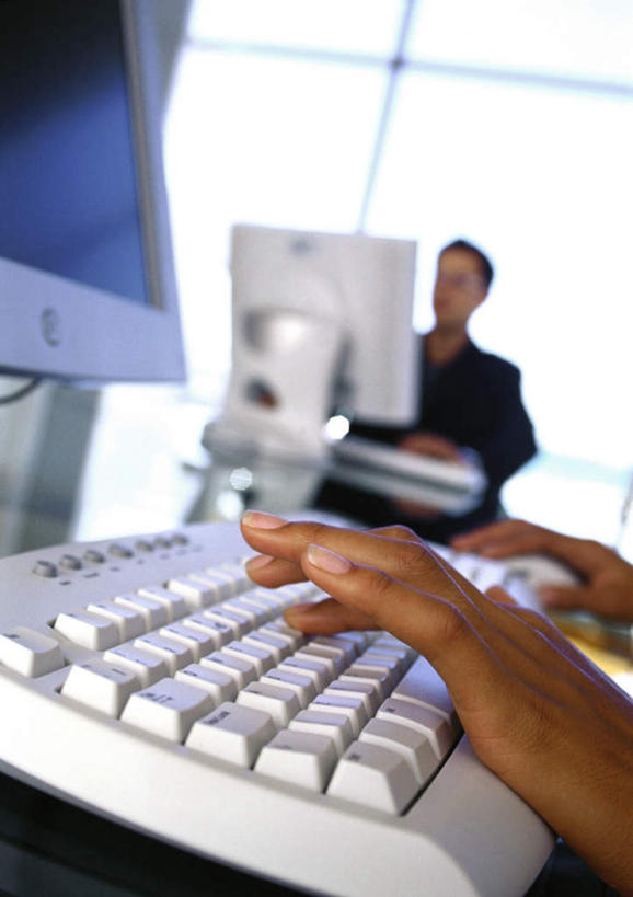 西方人,两个人,同事,商务人士,商务男性,商务女性,竖图,室内,白天,正面,衬衫,成功,合作,团队,集体,信心,电脑,显示器,鼠标,键盘,窗户,落地窗,欧洲,非洲,黑人,欧洲人,敲打,套装,朦胧,模糊,网络,输入,输入设备,通讯设备,队伍,玻璃窗,打字,台式电脑,点击,敲击,领导,成就,通信设备,商务装,合伙,领袖,工薪阶层,输出设备,按键,男人,男性,年轻男性,年轻女性,女人,女性,白种人,非洲人,白领,上班族,半身,彩图,衬衣