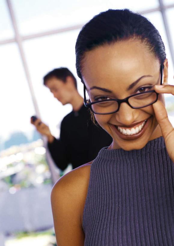 西方人,两个人,同事,商务人士,商务男性,商务女性,举,笑,打电话,微笑,露齿笑,竖图,室内,白天,正面,衬衫,成功,合作,团队,集体,信心,窗户,落地窗,电话,手机,欧洲,非洲,黑人,欧洲人,戴,握,套装,朦胧,模糊,眼镜,拿,拿着,通讯设备,队伍,玻璃窗,托,提,握着,提着,领导,成就,商务装,合伙,领袖,近视眼镜,工薪阶层,交流,男人,男性,年轻男性,年轻女性,女人,女性,白种人,非洲人,白领,上班族,沟通,举起,举手,举着,通话,向上举,向上伸,向上托,半身,彩图,衬衣