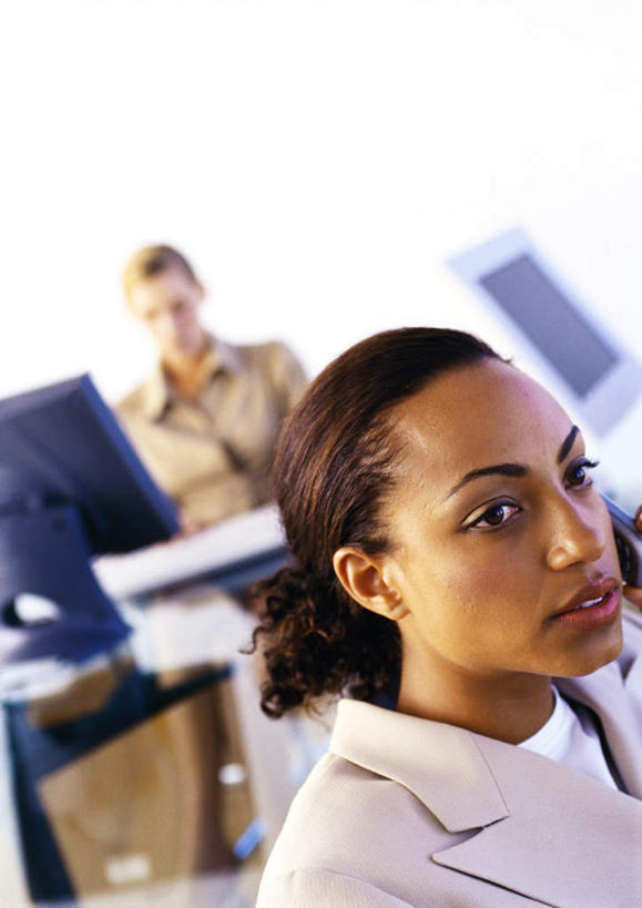 西方人,两个人,同事,商务人士,商务男性,商务女性,办公室,站,坐,竖图,室内,白天,正面,衬衫,成功,合作,团队,集体,信心,电脑,显示器,鼠标,键盘,家具,桌子,欧洲,非洲,黑人,欧洲人,敲打,套装,朦胧,模糊,网络,办公桌,注视,输入,输入设备,通讯设备,队伍,打字,观察,看,站着,台式电脑,观看,点击,敲击,两台,察看,领导,成就,关注,通信设备,商务装,合伙,领袖,工薪阶层,输出设备,办公家具,按键,年轻女性,女人,女性,白种人,非洲人,白领,上班族,站立,坐着,半身,彩图,衬衣