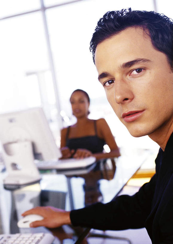 西方人,两个人,同事,商务人士,商务男性,商务女性,办公室,坐,竖图,室内,白天,正面,衬衫,成功,合作,团队,集体,信心,电脑,显示器,鼠标,键盘,窗户,家具,桌子,欧洲,非洲,黑人,欧洲人,敲打,套装,朦胧,模糊,网络,办公桌,扭头,输入,输入设备,通讯设备,队伍,玻璃窗,打字,转头,台式电脑,点击,敲击,领导,成就,通信设备,商务装,合伙,领袖,工薪阶层,输出设备,办公家具,按键,男人,男性,年轻男性,年轻女性,女人,女性,白种人,非洲人,白领,上班族,坐着,半身,彩图,衬衣