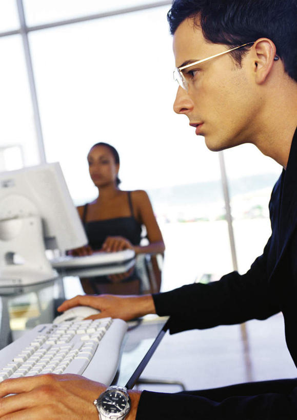 西方人,两个人,同事,商务人士,商务男性,商务女性,办公室,坐,竖图,室内,白天,正面,衬衫,成功,合作,团队,集体,信心,电脑,显示器,鼠标,键盘,窗户,家具,落地窗,桌子,欧洲,非洲,黑人,欧洲人,敲打,套装,朦胧,模糊,网络,办公桌,注视,输入,输入设备,通讯设备,队伍,玻璃窗,打字,观察,看,台式电脑,观看,点击,敲击,察看,领导,成就,关注,通信设备,商务装,合伙,领袖,工薪阶层,输出设备,办公家具,按键,男人,男性,年轻男性,年轻女性,女人,女性,白种人,非洲人,白领,上班族,坐着,半身,彩图,衬衣