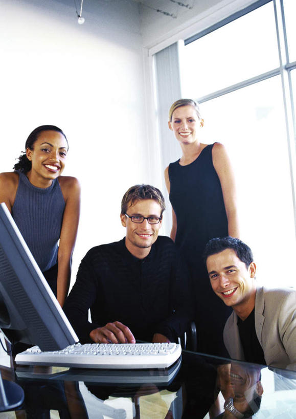 西方人,四个人,同事,商务人士,商务男性,商务女性,办公室,站,坐,笑,微笑,露齿笑,竖图,室内,白天,正面,衬衫,成功,合作,团队,集体,信心,窗户,家具,落地窗,桌子,欧洲,欧洲人,撑,套装,朦胧,模糊,办公桌,队伍,玻璃窗,站着,领导,撑着,成就,商务装,合伙,领袖,工薪阶层,办公家具,男人,男性,年轻男性,年轻女性,女人,女性,白种人,白领,上班族,站立,坐着,半身,彩图,衬衣