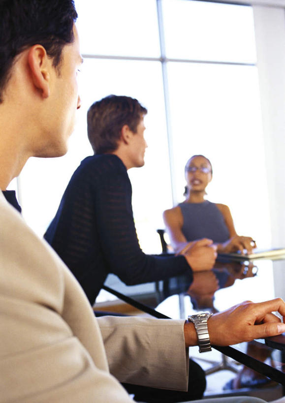 西方人,三个人,同事,商务人士,商务男性,商务女性,坐,笑,说,微笑,露齿笑,竖图,室内,白天,正面,衬衫,讨论,成功,合作,团队,集体,信心,窗户,落地窗,椅子,欧洲,欧洲人,套装,朦胧,模糊,队伍,玻璃窗,相视,会议椅,面对面,对视,办公椅,领导,成就,相对,商务装,合伙,领袖,工薪阶层,相看,商务椅,培训椅,交流,男人,男性,年轻男性,年轻女性,女人,女性,白种人,白领,上班族,沟通,讲话,交谈,商讨,说话,谈话,坐着,半身,彩图,衬衣