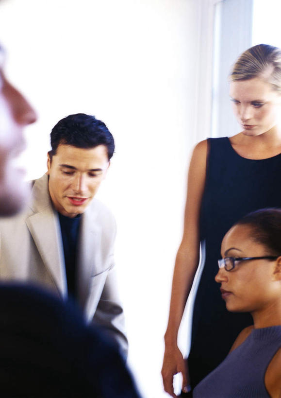 西方人,四个人,同事,商务人士,商务男性,商务女性,站,坐,说,竖图,室内,白天,正面,衬衫,讨论,成功,合作,团队,集体,信心,欧洲,非洲,黑人,欧洲人,套装,朦胧,模糊,眼镜,墙,队伍,墙壁,墙面,站着,领导,成就,商务装,合伙,领袖,近视眼镜,工薪阶层,交流,男人,男性,年轻男性,年轻女性,女人,女性,白种人,非洲人,白领,上班族,沟通,讲话,交谈,商讨,说话,谈话,站立,坐着,半身,彩图,衬衣