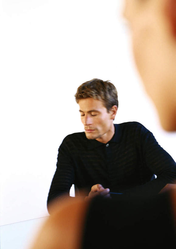 西方人,背部,两个人,同事,商务人士,商务男性,商务女性,坐,闭眼,竖图,室内,白天,正面,衬衫,成功,合作,团队,集体,信心,欧洲,欧洲人,套装,朦胧,模糊,墙,队伍,墙壁,墙面,领导,成就,商务装,合伙,领袖,工薪阶层,男人,男性,年轻男性,年轻女性,女人,女性,白种人,白领,上班族,闭眼睛,闭着眼,闭着眼睛,坐着,半身,彩图,衬衣