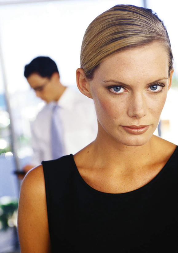 西方人,脸,头,脸颊,两个人,同事,商务人士,商务男性,商务女性,打电话,竖图,室内,特写,白天,正面,衬衫,成功,合作,团队,集体,信心,电话,手机,欧洲,欧洲人,握,套装,朦胧,模糊,拿,拿着,通讯设备,队伍,握着,领导,成就,商务装,合伙,领袖,工薪阶层,交流,男人,男性,年轻男性,年轻女性,女人,女性,白种人,头部,脸部,脸蛋,面部,白领,上班族,沟通,通话,半身,彩图,衬衣