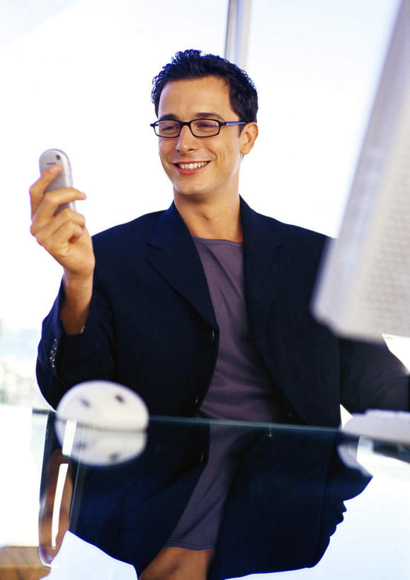 西方人,一个人,商务人士,商务男性,办公室,举,笑,打电话,微笑,露齿笑,竖图,室内,白天,正面,衬衫,电脑,显示器,鼠标,键盘,窗户,家具,落地窗,桌子,电话,手机,欧洲,欧洲人,仅一个男性,仅一个人,套装,朦胧,模糊,网络,办公桌,扭头,注视,输入设备,通讯设备,玻璃窗,仅一个年轻男性,观察,看,托,转头,台式电脑,观看,察看,关注,通信设备,商务装,工薪阶层,输出设备,办公家具,交流,男人,男性,年轻男性,白种人,白领,上班族,沟通,举起,举手,举着,通话,向上举,向上伸,向上托,半身,彩图,衬衣