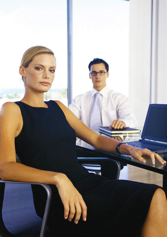 西方人,两个人,同事,商务人士,商务男性,商务女性,竖图,室内,白天,正面,衬衫,成功,合作,团队,集体,信心,电脑,笔记本电脑,窗户,落地窗,椅子,欧洲,欧洲人,套装,朦胧,模糊,网络,材料,档案,文件,眼镜,通讯设备,队伍,玻璃窗,会议椅,资料,办公椅,无线,领导,成就,文档,通信设备,商务装,无线网络,合伙,领袖,近视眼镜,无线上网,便携式电脑,工薪阶层,商务椅,培训椅,手提电脑,男人,男性,年轻男性,年轻女性,女人,女性,白种人,白领,上班族,半身,彩图,衬衣