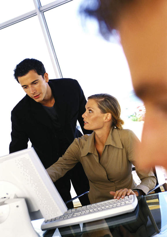 西方人,三个人,同事,商务人士,商务男性,商务女性,站,说,竖图,室内,白天,正面,衬衫,讨论,成功,合作,团队,集体,信心,电脑,显示器,鼠标,键盘,窗户,落地窗,欧洲,欧洲人,套装,朦胧,模糊,网络,注视,输入设备,通讯设备,队伍,玻璃窗,看,站着,台式电脑,领导,成就,关注,通信设备,商务装,合伙,领袖,工薪阶层,输出设备,交流,男人,男性,年轻男性,年轻女性,女人,女性,白种人,白领,上班族,沟通,讲话,交谈,商讨,说话,抬头,谈话,仰头,站立,半身,彩图,衬衣