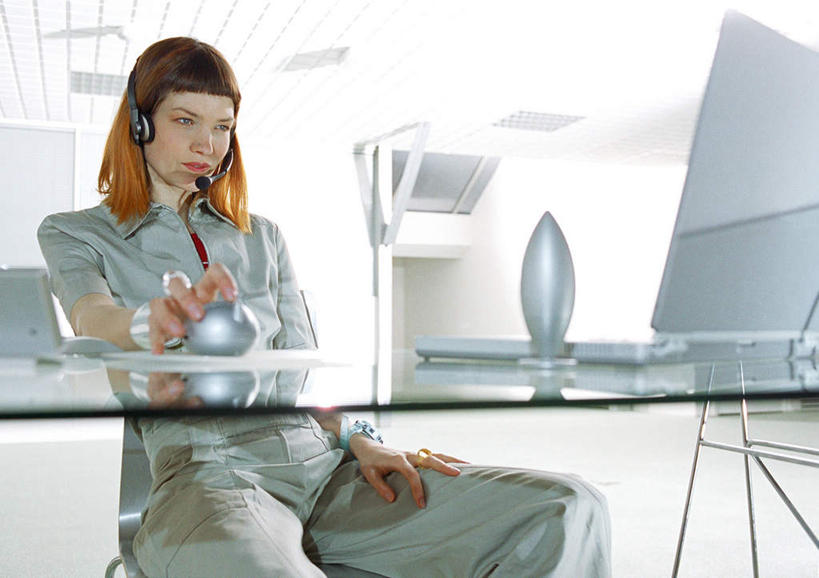 西方人,一个人,商务人士,商务女性,办公室,坐,横图,室内,白天,仰视,家具,桌子,欧洲,欧洲人,仅一个年轻女性,仅一个女性,仅一个人,敲打,套装,朦胧,模糊,办公桌,话务员,注视,输入,耳机,耳麦,话筒,打字,观察,看,观看,点击,敲击,察看,麦克风,关注,商务装,工薪阶层,客服人员,电话销售,办公家具,按键,年轻女性,女人,女性,白种人,白领,接线员,上班族,坐着,半身,彩图,低角度拍摄