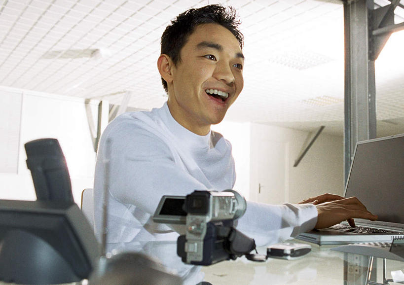 东方人,一个人,商务人士,商务男性,坐,笑,打电话,大笑,横图,室内,白天,仰视,衬衫,兴奋,电脑,笔记本电脑,电话,手机,亚洲,仅一个男性,仅一个人,敲打,套装,朦胧,模糊,网络,摄像机,黄种人,输入,通讯设备,仅一个年轻男性,打字,张嘴,摄影,点击,敲击,无线,通信设备,商务装,无线网络,张大嘴巴,无线上网,便携式电脑,工薪阶层,哈哈大笑,交流,按键,手提电脑,男人,男性,年轻男性,亚洲人,白领,上班族,张开嘴,沟通,通话,坐着,半身,彩图,低角度拍摄,衬衣,高兴,狂笑,拍摄