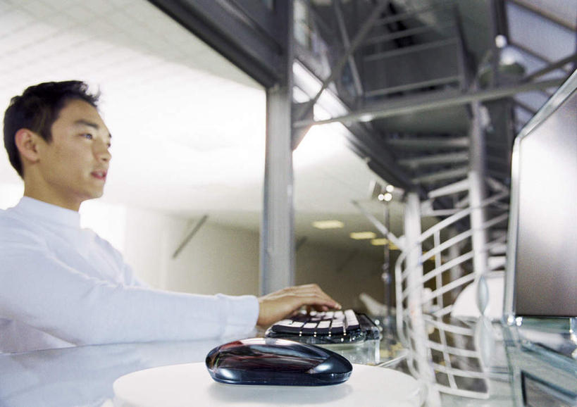 东方人,一个人,商务人士,商务男性,栏杆,横图,室内,白天,侧面,衬衫,电脑,显示器,鼠标,键盘,楼梯,亚洲,仅一个男性,仅一个人,敲打,套装,朦胧,模糊,网络,扶手,阶梯,黄种人,输入,输入设备,通讯设备,护栏,台阶,仅一个年轻男性,打字,台式电脑,点击,敲击,通信设备,商务装,工薪阶层,输出设备,按键,男人,男性,年轻男性,亚洲人,白领,上班族,半身,彩图,衬衣