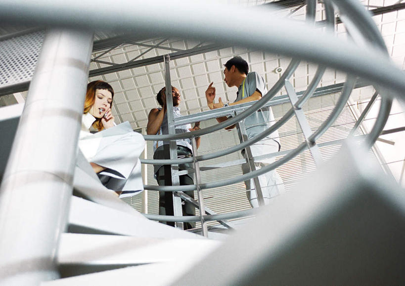 东方人,西方人,三个人,同事,商务人士,商务男性,商务女性,栏杆,站,坐,说,横图,室内,白天,仰视,衬衫,讨论,成功,合作,团队,集体,信心,楼梯,欧洲,非洲,黑人,欧洲人,亚洲,指,套装,朦胧,模糊,扶手,阶梯,话务员,黄种人,方向,队伍,护栏,相视,台阶,耳机,耳麦,话筒,手势,站着,面对面,对视,麦克风,领导,指向,成就,相对,商务装,合伙,领袖,工薪阶层,客服人员,电话销售,相看,交流,男人,男性,年轻男性,年轻女性,女人,女性,白种人,非洲人,亚洲人,白领,接线员,上班族,沟通,讲话,交谈,商讨,说话,谈话,站立,坐着,半身,彩图,低角度拍摄,衬衣