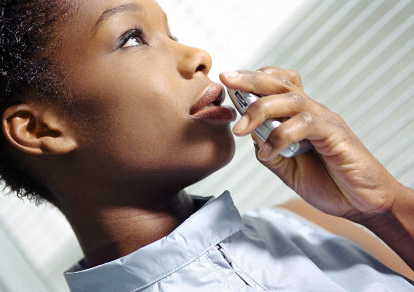 西方人,脸,头,脸颊,一个人,商务人士,商务女性,举,说,打电话,横图,室内,特写,白天,侧面,讨论,电话,手机,欧洲,非洲,黑人,欧洲人,仅一个年轻女性,仅一个女性,仅一个人,套装,朦胧,模糊,通讯设备,托,商务装,工薪阶层,交流,年轻女性,女人,女性,非洲人,头部,脸部,脸蛋,面部,白领,上班族,沟通,讲话,交谈,举起,举手,举着,商讨,说话,谈话,通话,向上举,向上伸,向上托,半身,彩图