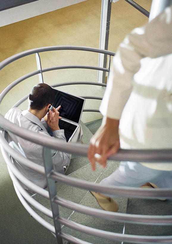 西方人,两个人,同事,商务人士,商务男性,商务女性,栏杆,坐,走,举,说,打电话,竖图,俯视,室内,白天,衬衫,讨论,成功,合作,团队,集体,信心,电脑,笔记本电脑,楼梯,电话,手机,欧洲,欧洲人,套装,朦胧,模糊,网络,扶手,阶梯,通讯设备,队伍,护栏,台阶,托,无线,领导,成就,通信设备,商务装,无线网络,合伙,领袖,无线上网,便携式电脑,工薪阶层,交流,手提电脑,男人,男性,年轻男性,年轻女性,女人,女性,白种人,白领,上班族,步行,沟通,讲话,交谈,举起,举手,举着,散步,商讨,说话,谈话,通话,向上举,向上伸,向上托,走路,坐着,半身,彩图,高角度拍摄,衬衣