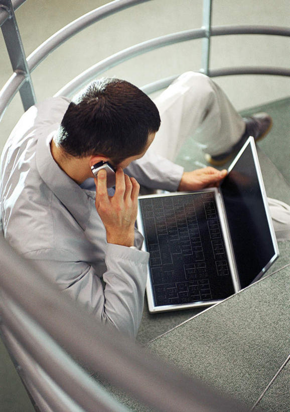 西方人,一个人,商务人士,商务男性,栏杆,坐,举,说,打电话,竖图,俯视,室内,白天,衬衫,讨论,电脑,笔记本电脑,楼梯,电话,手机,欧洲,欧洲人,仅一个男性,仅一个人,握,套装,朦胧,模糊,网络,扶手,阶梯,拿,拿着,注视,通讯设备,护栏,台阶,仅一个年轻男性,观察,看,托,握着,观看,察看,无线,关注,通信设备,商务装,无线网络,无线上网,便携式电脑,工薪阶层,交流,手提电脑,男人,男性,年轻男性,白种人,白领,上班族,沟通,讲话,交谈,举起,举手,举着,商讨,说话,谈话,通话,向上举,向上伸,向上托,坐着,半身,彩图,高角度拍摄,衬衣