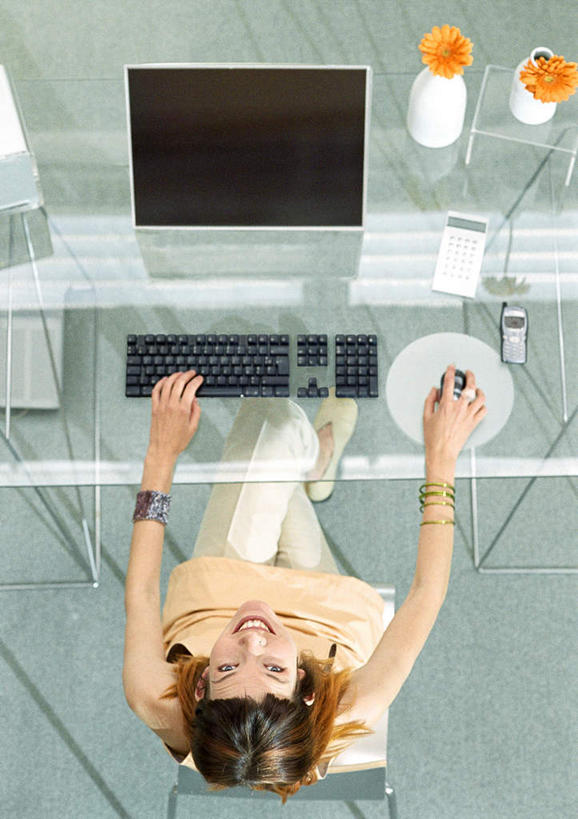 西方人,一个人,商务人士,商务女性,办公室,坐,笑,打电话,微笑,露齿笑,竖图,俯视,室内,白天,电脑,显示器,鼠标,键盘,家具,桌子,电话,花瓶,手机,欧洲,欧洲人,仅一个年轻女性,仅一个女性,仅一个人,敲打,套装,朦胧,模糊,盛开,网络,办公桌,花蕾,注视,输入,输入设备,通讯设备,花,花瓣,花朵,鲜花,两朵,花苞,花蕊,打字,看,橙色,台式电脑,点击,敲击,关注,通信设备,商务装,工薪阶层,输出设备,办公家具,交流,按键,年轻女性,女人,女性,白种人,白领,上班族,沟通,抬头,通话,仰头,坐着,彩图,高角度拍摄,全身