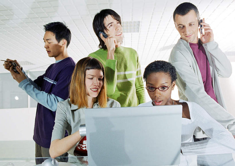 东方人,西方人,同事,商务人士,商务男性,商务女性,办公室,站,坐,举,笑,打电话,微笑,露齿笑,横图,室内,白天,正面,衬衫,成功,合作,团队,集体,信心,电脑,笔记本电脑,家具,桌子,电话,手机,欧洲,非洲,黑人,欧洲人,亚洲,五个人,敲打,套装,朦胧,模糊,网络,眼镜,办公桌,许多人,注视,黄种人,输入,通讯设备,队伍,打字,观察,看,托,站着,一群人,观看,点击,敲击,察看,无线,领导,成就,关注,通信设备,商务装,无线网络,合伙,领袖,近视眼镜,无线上网,便携式电脑,工薪阶层,办公家具,交流,按键,手提电脑,男人,男性,年轻男性,年轻女性,女人,女性,白种人,非洲人,亚洲人,白领,上班族,沟通,举起,举手,举着,通话,向上举,向上伸,向上托,站立,坐着,半身,彩图,衬衣