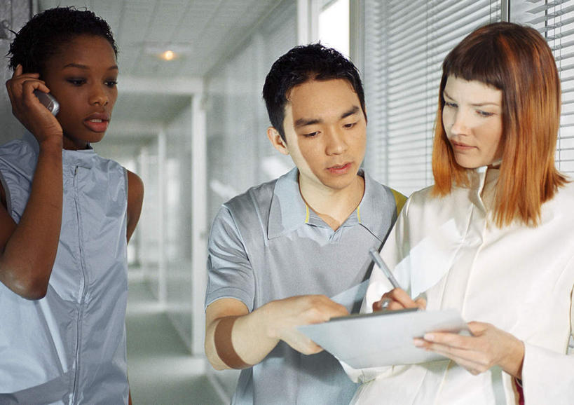 东方人,西方人,三个人,同事,商务人士,商务男性,商务女性,站,举,打电话,横图,室内,白天,正面,衬衫,成功,合作,团队,集体,信心,电话,手机,欧洲,非洲,黑人,欧洲人,亚洲,握,指,套装,朦胧,模糊,材料,档案,文件,走廊,过道,拿,拿着,注视,黄种人,方向,通讯设备,队伍,资料,观察,看,手势,托,站着,握着,观看,察看,领导,指向,成就,关注,文档,商务装,合伙,领袖,工薪阶层,交流,男人,男性,年轻男性,年轻女性,女人,女性,白种人,非洲人,亚洲人,白领,上班族,沟通,举起,举手,举着,通话,向上举,向上伸,向上托,站立,半身,彩图,衬衣