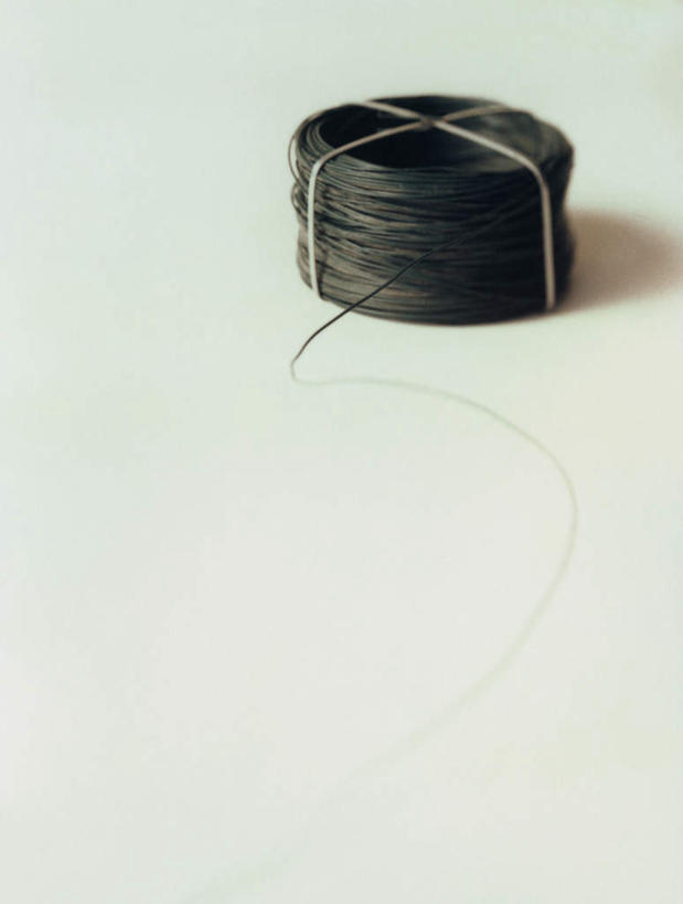 无人,竖图,俯视,室内,特写,白天,白色背景,桌面,静物,阴影,缠绕,电力,反射,电缆,电线,线,影子,电能,线路,一个,黑色,摄影,影棚,单个,捆绑,电,电源,电源线,能量,彩图,高角度拍摄,影棚拍摄,拍摄