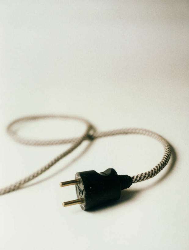无人,竖图,俯视,室内,特写,白天,白色背景,桌面,静物,一根,阴影,朦胧,模糊,电力,反射,插头,电线,线,影子,电能,线路,黑色,摄影,影棚,电,电源,电源线,能量,彩图,高角度拍摄,影棚拍摄,拍摄