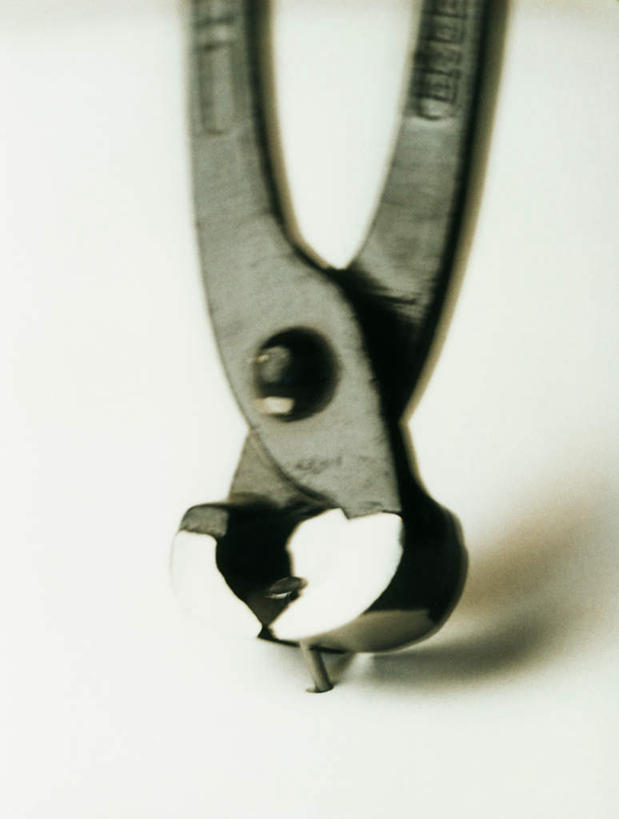 无人,竖图,俯视,室内,特写,白天,白色背景,桌面,静物,一把,一根,连接,阴影,组合,朦胧,模糊,弯曲,反射,钉子,工具,钳子,影子,加工,摄影,影棚,老虎钳,链接,固定,五金,紧固,拼接,剪断,拼凑,扭转,拼合,凑集,聚合,撮合,链结,牢固,夹持,彩图,高角度拍摄,影棚拍摄,拍摄