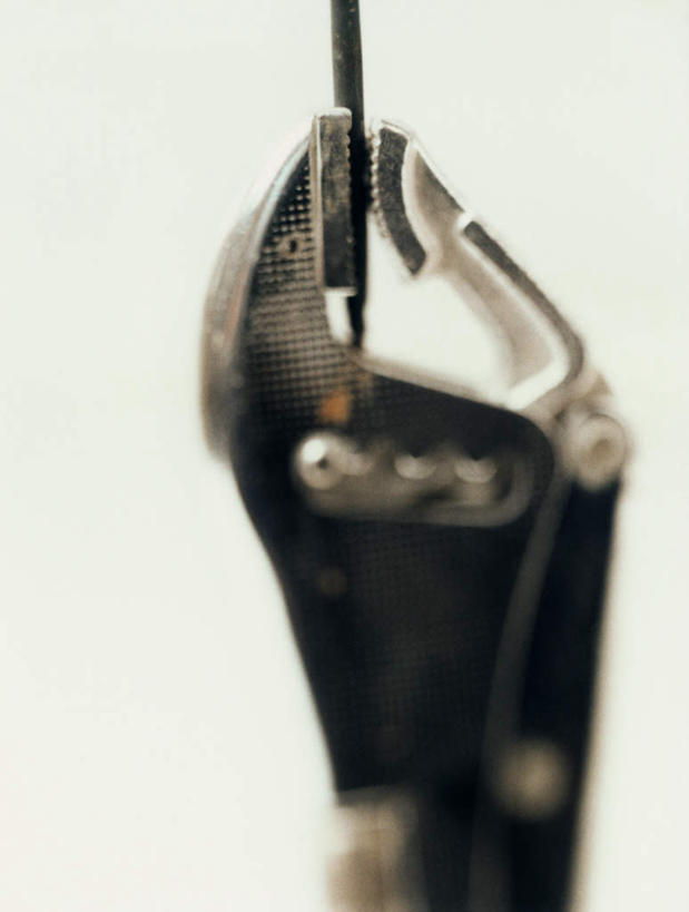 无人,竖图,室内,特写,白天,白色背景,正面,静物,一把,一根,连接,组合,朦胧,模糊,弯曲,钉子,工具,钳子,加工,摄影,影棚,老虎钳,链接,固定,五金,紧固,拼接,剪断,拼凑,扭转,拼合,凑集,聚合,撮合,链结,牢固,夹持,彩图,影棚拍摄,拍摄