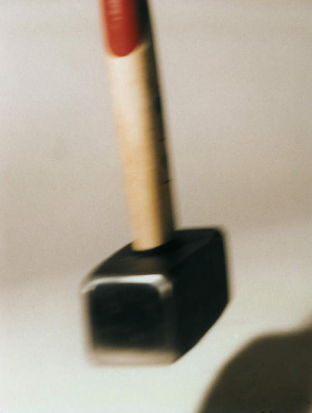 无人,竖图,俯视,室内,特写,白天,白色背景,静物,一把,敲打,握,阴影,朦胧,模糊,反射,锤子,工具,榔头,木头,影子,拿,拿着,握着,摄影,影棚,五金,变形,紧固,矫正,塑形,牢固,彩图,高角度拍摄,影棚拍摄,拍摄