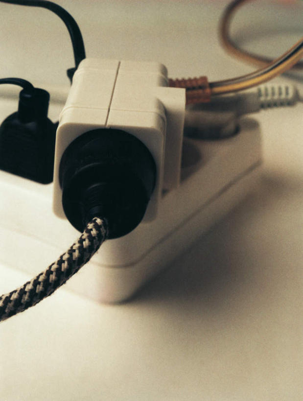 无人,竖图,俯视,室内,特写,白天,白色背景,静物,许多,阴影,电力,光线,插头,电线,线,影子,插座,电能,线路,黑色,阳光,摄影,影棚,电,电源,电源线,能量,彩图,高角度拍摄,影棚拍摄,拍摄