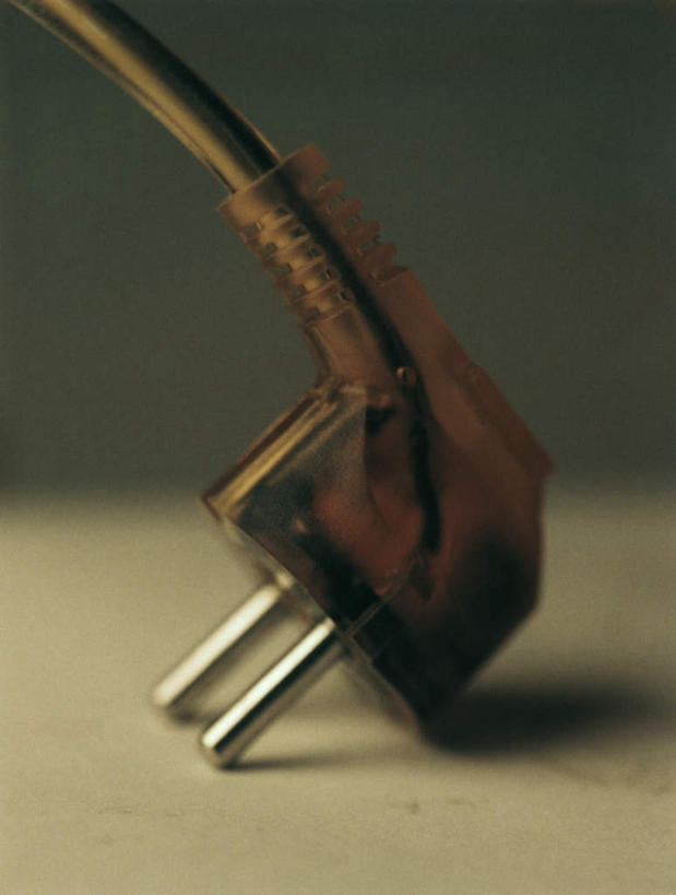 无人,竖图,室内,特写,白天,正面,桌面,静物,阴影,灰色背景,朦胧,模糊,电力,反射,插头,电线,线,影子,电能,线路,一个,摄影,影棚,单个,电,电源,电源线,能量,彩图,影棚拍摄,拍摄