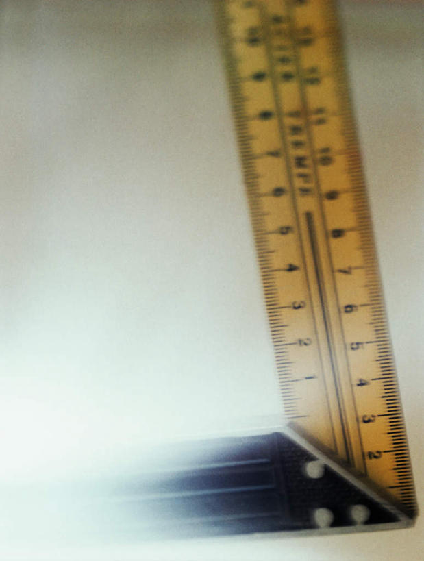 无人,竖图,俯视,室内,特写,白天,白色背景,桌面,静物,一根,阴影,朦胧,模糊,反射,测量,影子,刻度,黄色,尺,摄影,影棚,测量工具,尺子,直角,直角尺,量具,量仪,木工工具,钳工工具,曲尺,彩图,高角度拍摄,影棚拍摄,拍摄