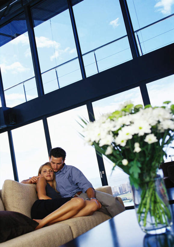 西方人,两个人,家庭,夫妻,客厅,栏杆,躺,笑,摸,微笑,露齿笑,竖图,室内,白天,正面,衬衫,爱情,窗户,落地窗,沙发,欧洲,欧洲人,一排,许多,抚摸,阴影,整齐,盛开,光线,方格,影子,云,云朵,围栏,领带,浪漫,花蕾,云彩,依偎,休闲装,护栏,玻璃窗,花,花瓣,花朵,鲜花,排列,黄色,蓝色,黑色,白云,蓝天,天空,阳光,天,花苞,花蕊,低头,靠,靠着,倚靠,一束,休闲,温暖,温馨,一家人,休闲服,恩爱,恋人,和睦,起居室,倚着,队列,布艺沙发,依附,依赖,投靠,卧着,男人,男性,年轻男性,年轻女性,女人,女性,白种人,情侣,触摸,接触,躺着,卧,彩图,全身,衬衣,伴侣,融洽