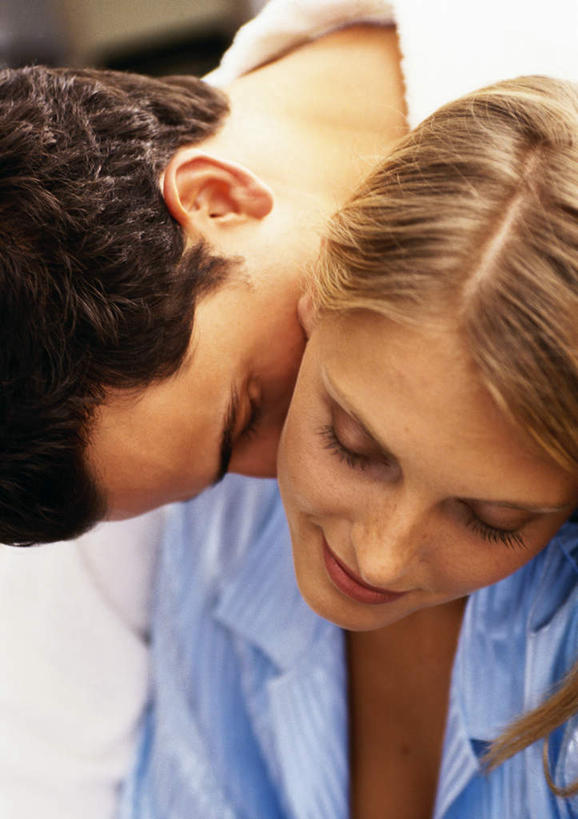 西方人,头发,两个人,家庭,夫妻,客厅,坐,躺,闭眼,笑,摸,吻,微笑,露齿笑,竖图,俯视,室内,白天,浴袍,爱情,沙发,欧洲,欧洲人,抚摸,阴影,光线,影子,浪漫,休闲装,黄色,蓝色,白色,黑色,阳光,低头,休闲,温暖,温馨,一家人,休闲服,恩爱,恋人,和睦,起居室,布艺沙发,卧着,男人,男性,年轻男性,年轻女性,女人,女性,白种人,情侣,闭眼睛,闭着眼,闭着眼睛,触摸,接触,亲,亲吻,躺着,卧,坐着,半身,彩图,高角度拍摄,汤帷子,浴衣,伴侣,融洽