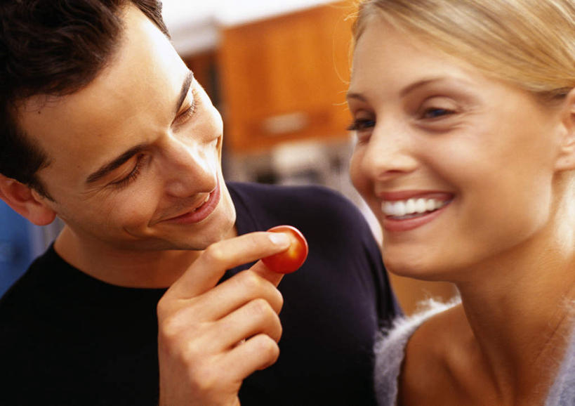 西方人,头发,两个人,家庭,夫妻,站,笑,微笑,露齿笑,横图,室内,白天,正面,衬衫,西装,爱情,厨房,柜子,樱桃,水果,欧洲,欧洲人,握,阴影,套装,正装,朦胧,模糊,新鲜,光线,影子,生食,食品,果实,领带,浪漫,拿,拿着,注视,职业装,食物,一个,黄色,白色,黑色,阳光,橱柜,观察,看,站着,温暖,温馨,一家人,恩爱,握着,恋人,有机食品,绿色食品,单个,观看,和睦,察看,关注,男人,男性,年轻男性,年轻女性,女人,女性,白种人,情侣,樱珠,莺桃,英桃,楔桃,牛桃,荆桃,站立,半身,彩图,衬衣,灶间,伴侣,融洽