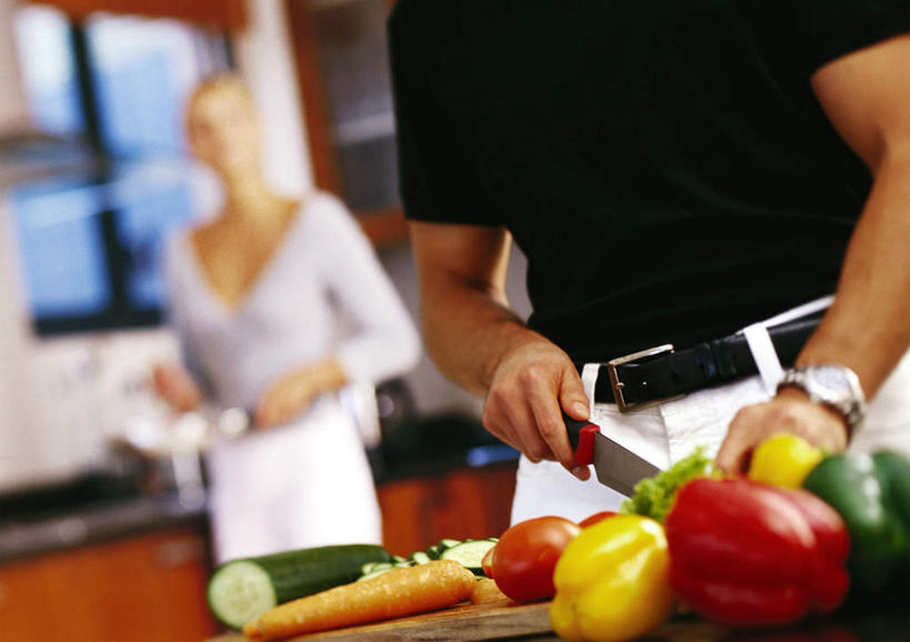 西方人,两个人,家庭,夫妻,站,笑,微笑,露齿笑,横图,室内,白天,正面,爱情,厨房,窗户,柜子,萝卜,胡萝卜,辣椒,蔬菜,欧洲,欧洲人,一把,许多,切开,握,阴影,朦胧,模糊,新鲜,光线,影子,青椒,食品,案板,刀具,浪漫,拿,拿着,注视,休闲装,玻璃窗,砧板,食物,黑色,阳光,橱柜,刀,观察,看,切,站着,休闲,温暖,温馨,一家人,休闲服,恩爱,握着,恋人,有机食品,绿色食品,观看,和睦,察看,关注,辣角,红海椒,大椒,辣虎,广椒,男人,男性,年轻男性,年轻女性,女人,女性,白种人,情侣,辣子,红萝卜,红辣椒,海椒,甘荀,番椒,站立,半身,彩图,灶间,伴侣,融洽,匕首