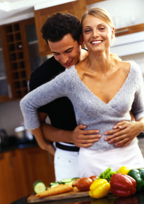 西方人,头发,两个人,家庭,夫妻,站,抱,笑,摸,微笑,露齿笑,竖图,室内,白天,正面,爱情,厨房,萝卜,胡萝卜,辣椒,蔬菜,欧洲,欧洲人,一把,抚摸,握,阴影,新鲜,光线,影子,青椒,食品,案板,刀具,浪漫,拿,拿着,注视,休闲装,砧板,食物,黄色,蓝色,黑色,阳光,刀,观察,看,站着,休闲,温暖,温馨,一家人,休闲服,恩爱,握着,恋人,有机食品,绿色食品,抱着,观看,和睦,察看,搂着,关注,彩椒,辣角,红海椒,大椒,辣虎,广椒,男人,男性,年轻男性,年轻女性,女人,女性,白种人,情侣,甜椒,柿子椒,辣子,红萝卜,海椒,甘荀,番椒,灯笼椒,触摸,接触,搂,搂抱,拥抱,站立,半身,彩图,灶间,伴侣,融洽,匕首