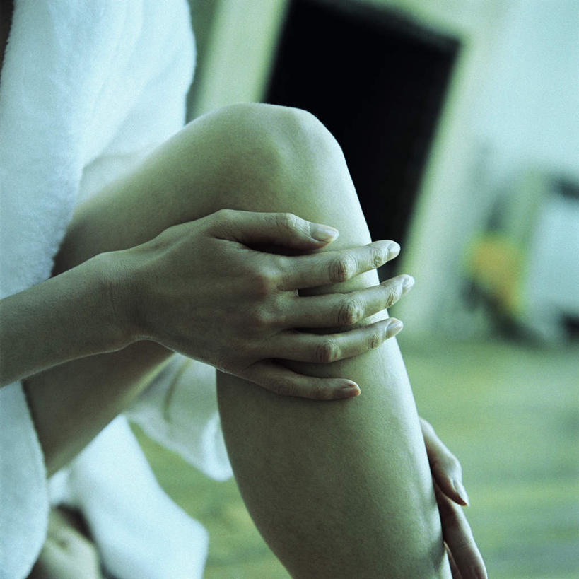 西方人,手,腿部,腿,一个人,客厅,坐,摸,方图,室内,特写,白天,侧面,地板,门,沙发,欧洲,欧洲人,仅一个年轻女性,仅一个女性,仅一个人,抚摸,阴影,朦胧,模糊,光线,影子,墙,地面,抬腿,木地板,墙壁,墙面,阳光,门框,手部,起居室,布艺沙发,年轻女性,女人,女性,白种人,触摸,接触,坐着,半身,彩图