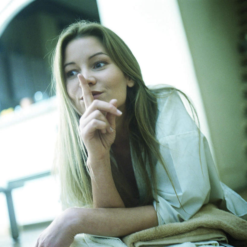 西方人,头发,一个人,栏杆,站,举,笑,摸,微笑,露齿笑,方图,室外,白天,正面,欧洲,欧洲人,仅一个年轻女性,仅一个女性,仅一个人,一堆,许多,撑,抚摸,阴影,堆叠,堆积,光线,影子,墙,围栏,注视,休闲装,护栏,墙壁,墙面,黄色,阳光,毛巾,观察,看,手势,托,站着,休闲,手指,休闲服,安静,观看,堆,察看,撑着,食指,关注,年轻女性,女人,女性,白种人,触摸,接触,举起,举手,举着,向上举,向上伸,向上托,站立,半身,彩图