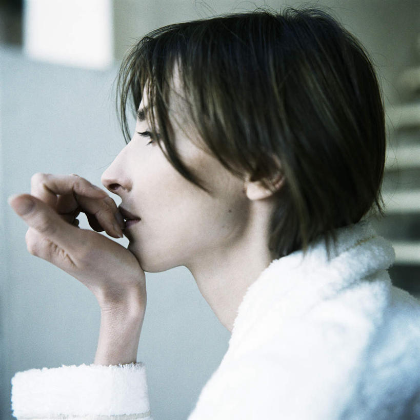 西方人,头发,一个人,坐,笑,摸,微笑,露齿笑,方图,室内,白天,侧面,浴袍,窗户,楼梯,欧洲,欧洲人,仅一个年轻女性,仅一个女性,仅一个人,撑,抚摸,朦胧,模糊,阶梯,墙,托腮,注视,玻璃窗,墙壁,墙面,台阶,白色,黑色,观察,看,托,观看,察看,撑着,关注,托下巴,年轻女性,女人,女性,白种人,触摸,接触,坐着,半身,彩图,汤帷子,浴衣