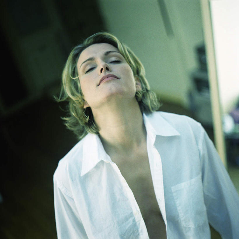 西方人,头发,一个人,站,闭眼,笑,微笑,露齿笑,方图,室内,白天,正面,衬衫,化妆,美容,镜子,欧洲,欧洲人,仅一个年轻女性,仅一个女性,仅一个人,一面,朦胧,模糊,反射,墙,墙壁,墙面,黄色,白色,化妆镜,站着,镜像,镜面,光学,年轻女性,女人,女性,白种人,闭眼睛,闭着眼,闭着眼睛,抬头,仰头,站立,半身,彩图,衬衣