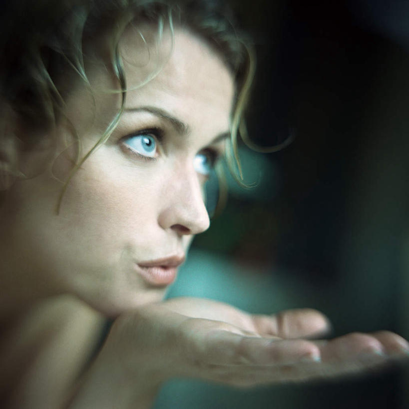 西方人,脸,头,脸颊,手,头发,一个人,举,笑,摸,微笑,露齿笑,方图,室内,特写,白天,侧面,欧洲,欧洲人,仅一个年轻女性,仅一个女性,仅一个人,朦胧,模糊,注视,黄色,吹,观察,看,托,手部,观看,察看,关注,年轻女性,女人,女性,白种人,头部,脸部,脸蛋,面部,触摸,接触,举起,举手,举着,向上举,向上伸,向上托,半身,彩图