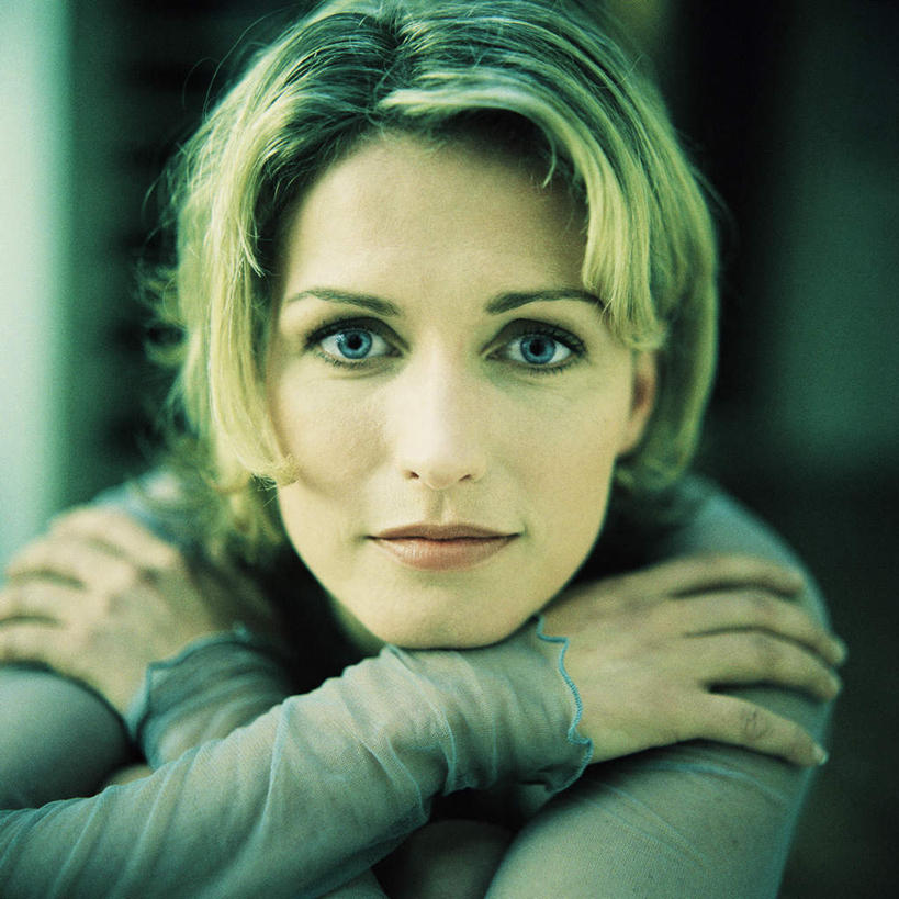 西方人,脸,头,脸颊,头发,一个人,笑,摸,双手交叉,微笑,露齿笑,方图,室内,白天,正面,毛衣,欧洲,欧洲人,仅一个年轻女性,仅一个女性,仅一个人,撑,抚摸,阴影,朦胧,模糊,光线,影子,注视,黄色,灰色,阳光,观察,看,观看,察看,撑着,双手抱胸,关注,年轻女性,女人,女性,白种人,头部,脸部,脸蛋,面部,触摸,接触,半身,彩图,绒衣,套衫,套头毛衣,线衣