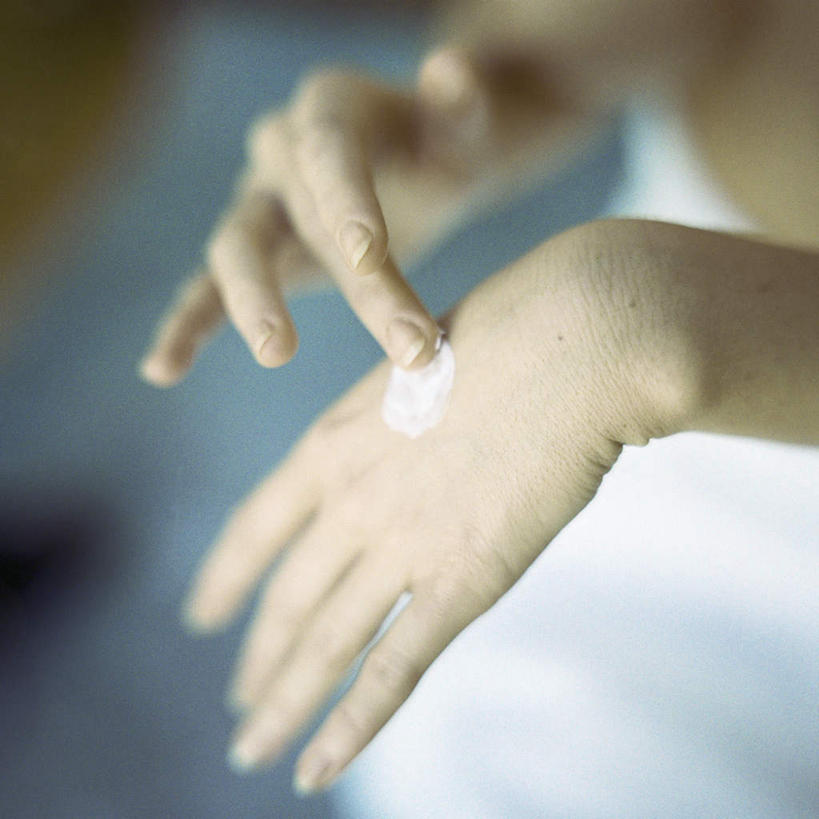 西方人,手,一个人,坐,举,摸,方图,俯视,室内,特写,白天,欧洲,欧洲人,仅一个年轻女性,仅一个女性,仅一个人,抚摸,阴影,朦胧,模糊,光线,润肤露,影子,涂抹,休闲装,白色,阳光,托,休闲,手部,休闲服,护肤品,年轻女性,女人,女性,白种人,触摸,接触,举起,举手,举着,向上举,向上伸,向上托,坐着,半身,彩图,高角度拍摄