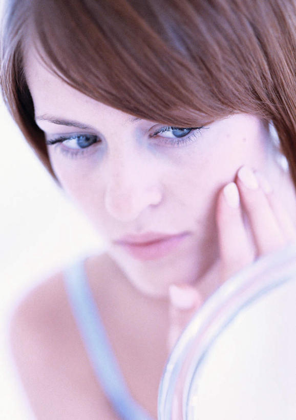 西方人,脸,头,脸颊,头发,一个人,站,举,摸,竖图,室内,特写,白天,白色背景,正面,化妆,美容,镜子,欧洲,欧洲人,仅一个年轻女性,仅一个女性,仅一个人,抚摸,握,反射,拿,拿着,注视,吊带衫,黄色,蓝色,观察,看,托,站着,握着,摄影,影棚,观看,镜像,察看,镜面,关注,光学,手镜,年轻女性,女人,女性,白种人,头部,脸部,脸蛋,面部,触摸,接触,举起,举手,举着,向上举,向上伸,向上托,站立,半身,彩图,影棚拍摄,拍摄