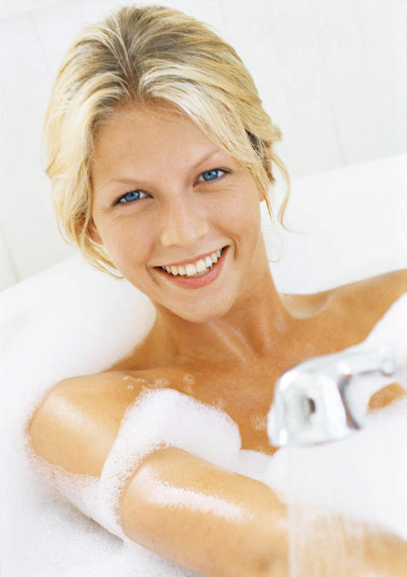 西方人,头发,一个人,躺,笑,摸,微笑,露齿笑,竖图,俯视,室内,白天,洗澡,水,卫生间,浴室,欧洲,欧洲人,仅一个年轻女性,仅一个女性,仅一个人,抚摸,泡沫,液体,墙,气泡,水滴,注视,裸露,墙壁,墙面,一个,黄色,泡泡,浴缸,观察,看,靠,靠着,倚靠,单个,赤裸,观看,察看,倚着,关注,裸,卧着,年轻女性,女人,女性,白种人,淋浴房,触摸,接触,躺着,卧,半身,彩图,高角度拍摄,冲凉房,沐浴间,沐浴室